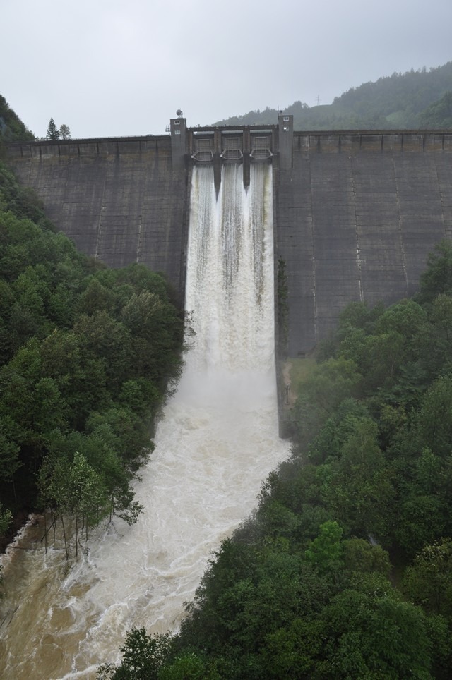 糠平ダムの放水の画像
