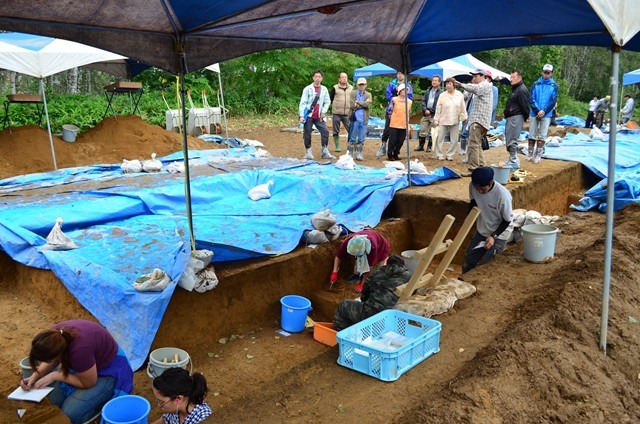 嶋木遺跡発掘調査の現場見学会が開催されましたの画像