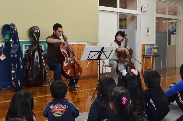 北門小学校でチェロの演奏会の画像